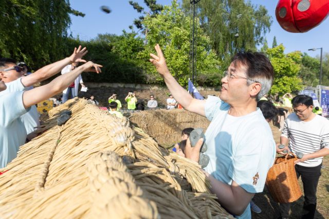 지난해 5월18일~19일 열린 제36회 고양행주문화제에서 이동환 고양특례시장이 참가자들과 함께 행주대첩 투석전을 펼치고 있다. 고양특례시 제공