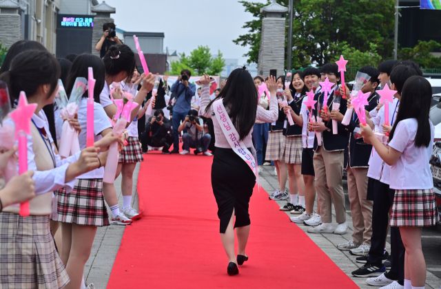 “선생님, 오늘은 저희가 주인공으로 만들어드릴게요” 수원 매향중학교 특별한 스승의 날 [포토뉴스]