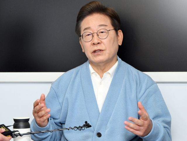 더불어민주당 이재명 대선 후보가 15일 경남 하동군 화개장터를 방문, 대형버스 안에 마련된 방송스튜디오에서 유튜브 라이브 방송을 마친 후 취재진과 인터뷰하고 있다. 연합뉴스