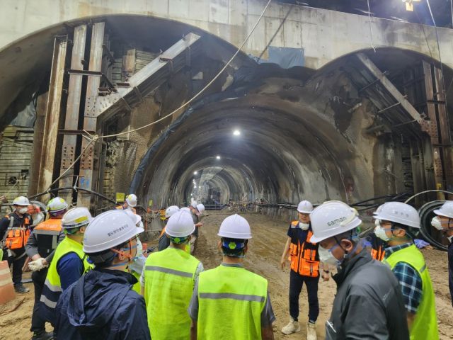 경기도 철도건설기술자문위원들이 도봉산~옥정 광역철도 2공구 터널 시공 안정성을 점검하고 있다. 경기도 제공