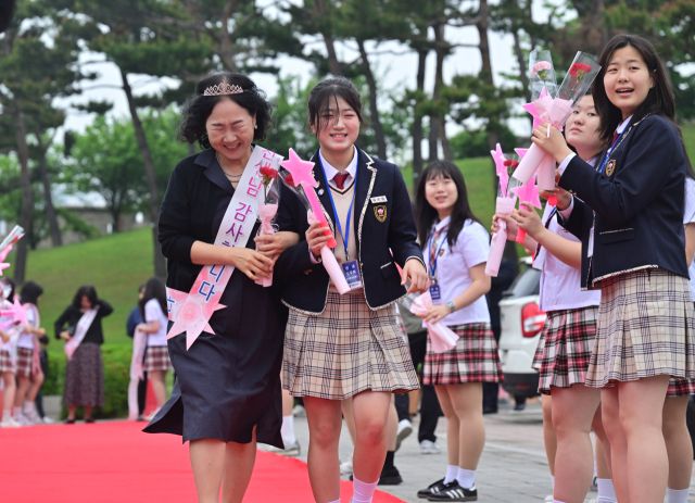 “선생님, 오늘은 저희가 주인공으로 만들어드릴게요” 수원 매향중학교 특별한 스승의 날 [포토뉴스]