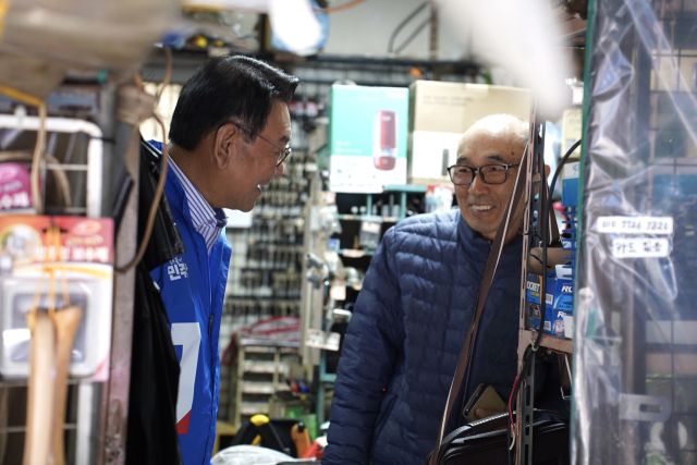 더불어민주당 골목골목 선거대책위원회 인천위원장을 맡은 김교흥 국회의원(인천 서갑)이 15일 인천 동구에 있는 괭이부리마을을 찾아 경청투어를 하고 있다. 김 의원실 제공