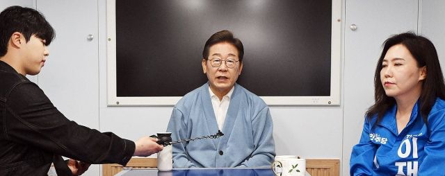 더불어민주당 이재명 대선 후보가 15일 경남 하동군 화개장터를 방문, 대형버스 안에 마련된 방송스튜디오에서 유튜브 'K-이니셔TV 케미폭발 동서화합 화개장터 라이브'를 마친 후 취재진과 인터뷰하고 있다. 연합뉴스