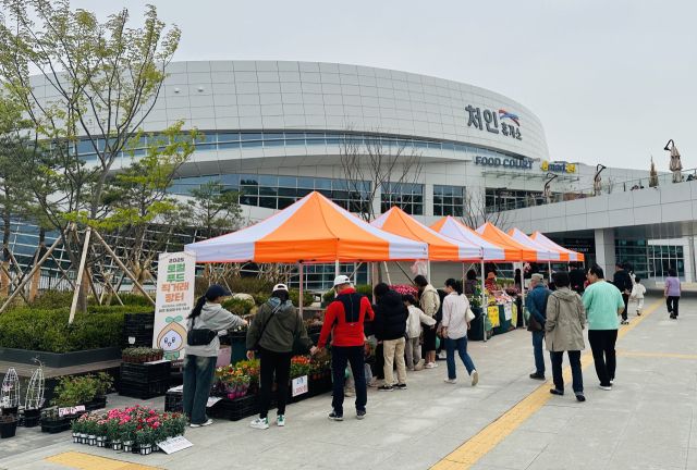 용인특례시가 처인휴게소에서 '로컬푸드 직거래 장터'를 운영하고 있다. 용인특례시 제공