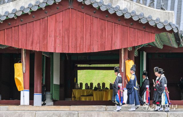세종대왕 탄신 628돌인 15일 오전 여주시 세종대왕 영릉 정자각에서 숭모제전이 봉행됐다. 헌관이 제향의식을 진행하고 있다. 곤색 곤룡포를 입은 헌관은 나라에서 드리는 제사에서 한작을 맡은 제관으로 보통 임금 혹은 왕세자가 맡아서 수행했다. 윤원규기자