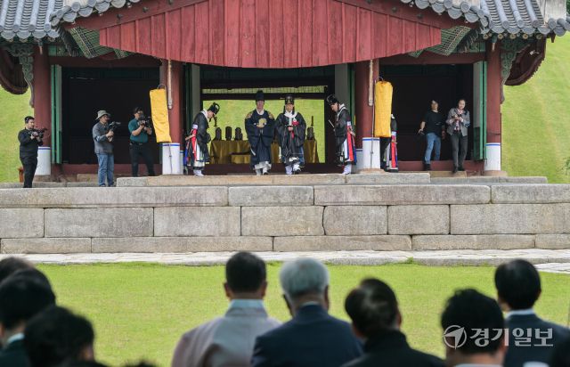 세종대왕 탄신 628돌인 15일 오전 여주시 세종대왕 영릉 정자각에서 숭모제전이 봉행됐다. 윤원규기자
