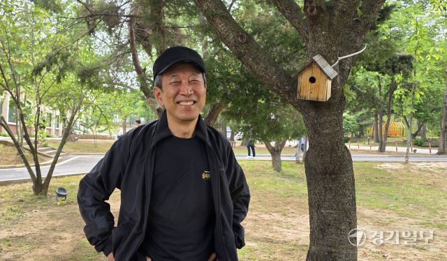 지난 14일 임수택 2025 수원연극축제 예술감독이 축제가 열리는 경기상상캠퍼스에서 환하게 웃고 있다. 이나경기자