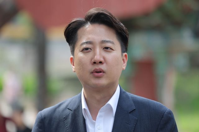 개혁신당 이준석 대선 후보가 14일 부산 금정구 범어사 안양암 방문을 마친 뒤 취재진 질문에 답하고 있다. 연합뉴스