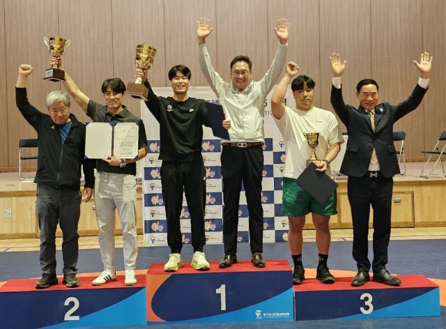 제71회 경기도체육대회 레슬링 1부에서 우승한 평택시를 비롯, 2·3위 입상 팀들이 시상대에 올라 시상자인 이원성 경기도체육회장(오른쪽)과 기념촬영을 하고 있다.경기도레슬링협회 제공