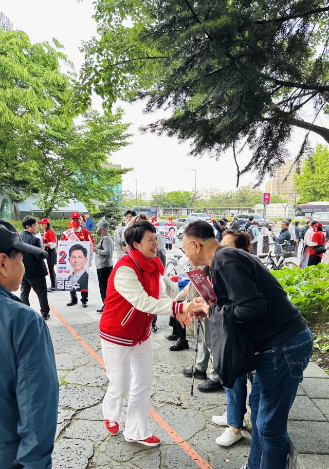김은혜 의원이 분당 곳곳을 돌아다니며 도보 유세를 하고 있다. 의원실 제공