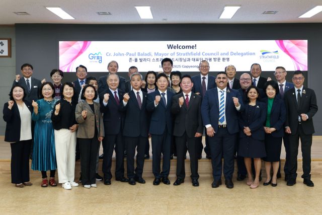 가평군 자매도시인 호주 스트라스필드시 축하 사절단이 가평군청을 방문해 기념촬영을 하고 있다. (앞줄 왼쪽 일곱번째부터 서태원 가평군수, 김경수 가평군의회 의장, 존 폴 발라디 호주 스트라스필드시 시장). 가평군 제공