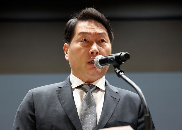 최태원 SK그룹 회장이 7일 서울 중구 SKT타워에서 열린 유심 정보 유출 관련 일일 브리핑에 참석, SK텔레콤에서 일어난 해킹 피해에 대해 사과하고 있다. 연합뉴스