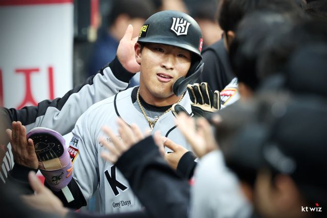 팀 타선의 장기 부진 속 군계일학의 활약을 펼치며 중심 타자로 자리매김한 KT 위즈의 새로운 거포 안현민.KT 위즈 제공