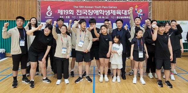 제19회 전국장애학생체육대회 조정에서 정상을 차지한 경기도 조정선수단이 백경열 경기도 총감독(뒷줄 오른쪽 6번째)과 화이팅을 외치며 기념촬영을 하고 있다.경기도장애인체육회 제공