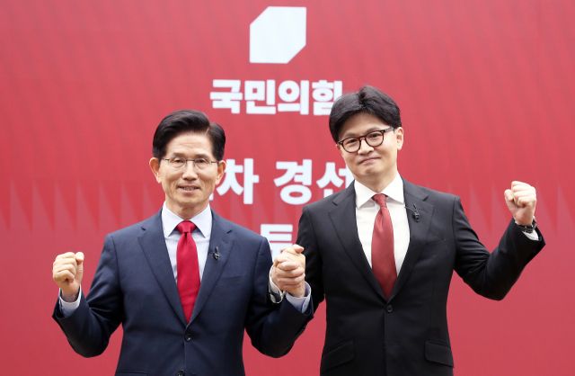 23일 서울 여의도 국민의힘 중앙당사에서 열린 2차 경선 토론회 미디어데이에서 국민의힘 김문수, 한동훈, 대선 경선 후보가 맞수 토론 대상으로 지명을 한 후 기념 촬영하고 있다. 연합뉴스