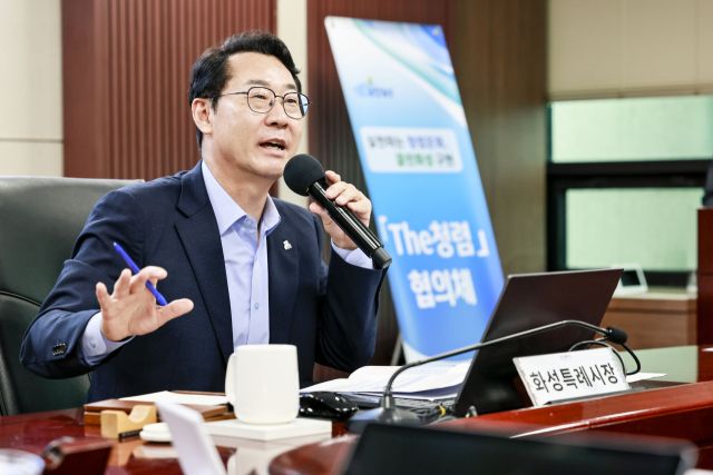 16일 화성특례시청 상황실에서 제15회 뱃놀이 축제의 성공적인 개최를 위한 전략회의를 개최한 가운데 정명근 시장이 발언하고 있다. 화성특례시청 제공