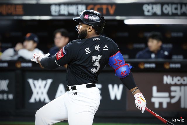긴 슬럼프에 빠져 제 역할을 못해주고 있는 KT 외국인 타자 멜 로하스 주니어.KT 위즈 제공