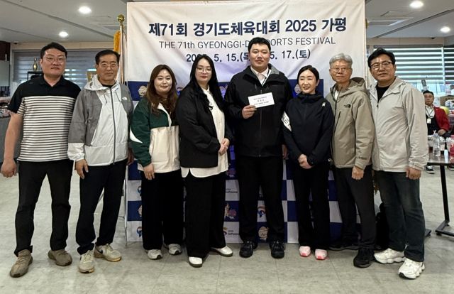 경기도 실업팀 지도자들이 전국소년체전 도대표팀 지도자들에게 격려금을 전달한 뒤 기념촬영을 하고 있다.경기도볼링협회 제공