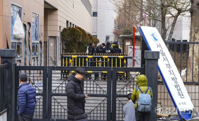 윤석열 대통령이 내란 우두머리 혐의로 구속되자 일부 윤 대통령 지지자들이 서울서부지방법원 내부로 난입해 불법폭력사태를 일으킨 19일 오후 서부지법 건물 외벽과 유리창 등이 파손돼 있다.