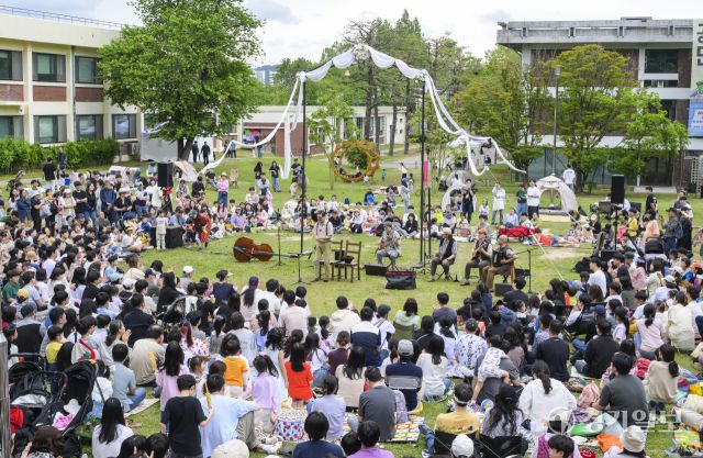 평범한 일상의 소중함을 표현한 팀 퍼니스트의 '체어, 테이블, 체어' 공연