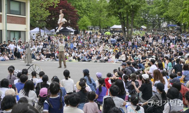 이탈리아 공연팀 Duo Kaos의 '우리가 하나 되는 시간'