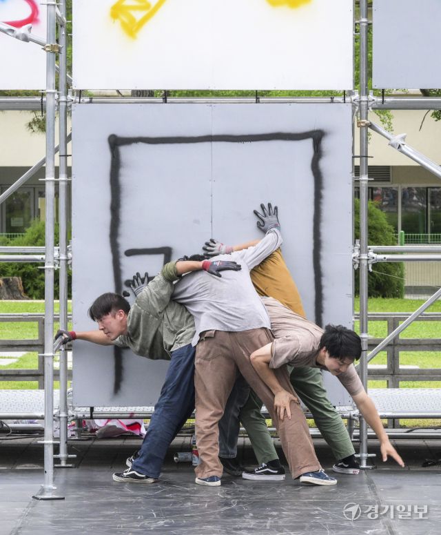 벽을 넘으려고 하는 사람들의 이야기를 다룬 아이모멘트의 '벽'