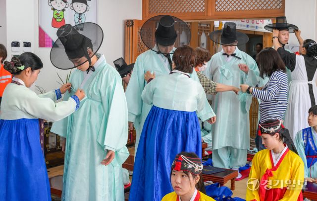 성년의날을 이틀 앞둔 17일 오전 안산시행복예절관에서 열린 '제53회 성년의날 기념 안산시 전통성년례'에서 남학생들이 갓과 두루마기를 입고 있다. 관혼상제(冠婚喪祭) 중 첫 번째 예식인 전통 성년례는 성인의 상징인 갓과 족두리를 씌워주며 책임감 있는 성년으로 임명하고 책임감을 부여하는 행사다.