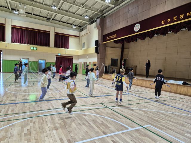 상수초교 학생들이 체육수업시간에 줄넘기 교육을 하고 있다. 상수초교 제공