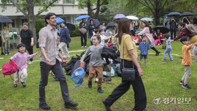 시민이 배우가 되는 시민참여형 공연, 프랑스팀 Presque Siamoises Company의 '너를 안고'