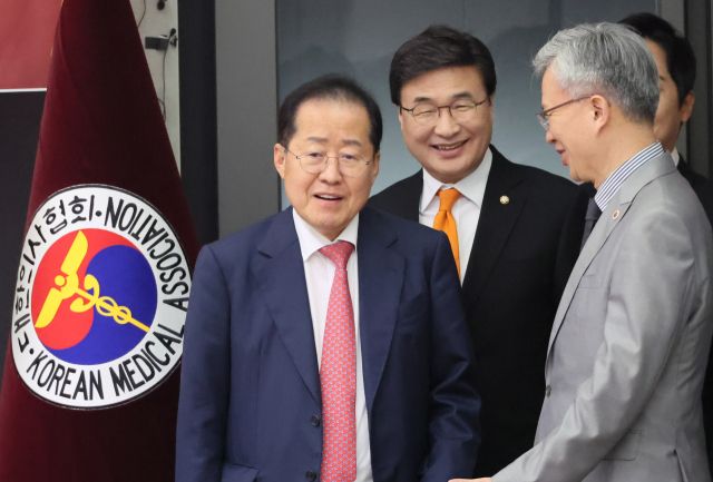 사진은 지난달 22일 국민의힘 홍준표 대선 경선 후보가 서울 용산구 대한의사협회에서 열린 간담회에 참석하는 모습. 연합뉴스