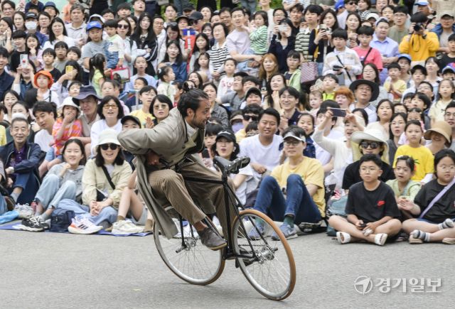 이탈리아 공연팀 Duo Kaos의 '우리가 하나 되는 시간'