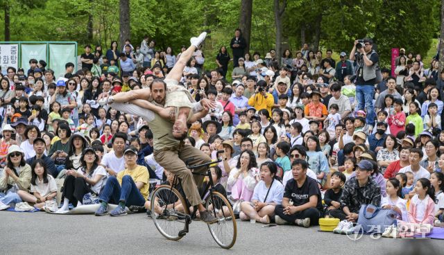 이탈리아 공연팀 Duo Kaos의 '우리가 하나 되는 시간'
