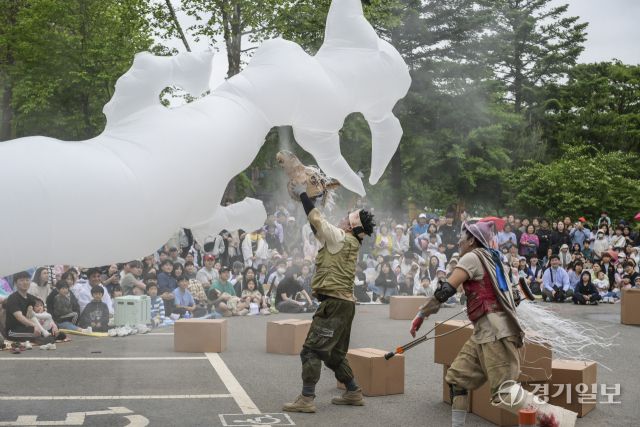 택배 기사들의 이야기를 다룬 프로젝트 통의 '기사들'