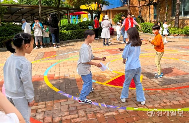17일 오전 용인 기흥구 갈곡초등학교에서 열린 ‘신명나는 전통 마당’에서 재학생들이 전통 놀이를 즐기고 있다. 송상호기자