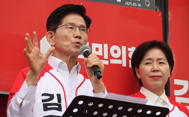 국민의힘 김문수 대선 후보가 16일 경기 화성시 동탄역 앞에서 GTX 관련 공약 발표를 하고 있다. 연합뉴스