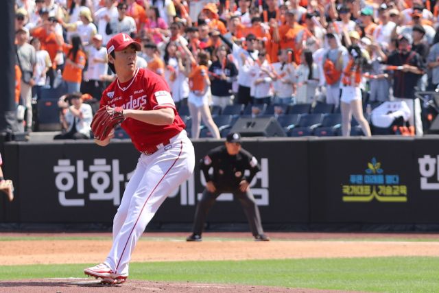 18일 대전 한화생명 볼파크서 열린 한화 이글스와 원정 경기서 시즌 3승째를 기록한 SSG 랜더스의 선발투수 문승원이 역투하고 있다. SSG 랜더스 제공