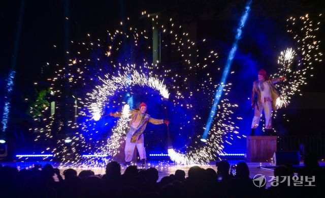 2025 수원연극축제 마지막 날인 18일 오후 수원특례시 권선구 경기상상캠퍼스에서 마지막 공연인 예술불꽃화랑의 '불의 정원'이 멋진 폭죽과 함께 이틀간의 축제를 마무리하고 있다. 윤원규기자
