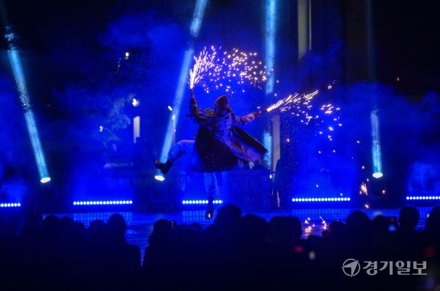 2025 수원연극축제 마지막 날인 18일 오후 수원특례시 권선구 경기상상캠퍼스에서 마지막 공연인 예술불꽃화랑의 '불의 정원'이 멋진 폭죽과 함께 이틀간의 축제를 마무리하고 있다. 윤원규기자
