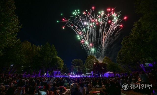 2025 수원연극축제 마지막 날인 18일 오후 수원특례시 권선구 경기상상캠퍼스에서 마지막 공연인 예술불꽃화랑의 '불의 정원'이 멋진 폭죽과 함께 이틀간의 축제를 마무리하고 있다. 윤원규기자