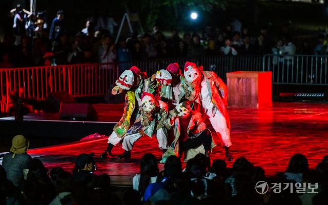 2025 수원연극축제 마지막 날인 18일 오후 수원특례시 권선구 경기상상캠퍼스에서 마지막 공연인 예술불꽃화랑의 '불의 정원'이 멋진 폭죽과 함께 이틀간의 축제를 마무리하고 있다. 윤원규기자