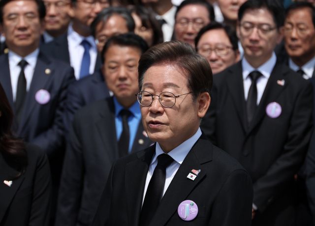 더불어민주당 이재명 대선후보가 18일 광주광역시 북구 국립 5·18민주묘지에서 열린 5·18민주화운동 45주년 기념식에 참석한 뒤 취재진과 만나 이날 발표한 개헌 관련 입장에 대한 질문에 답하고 있다. 연합뉴스