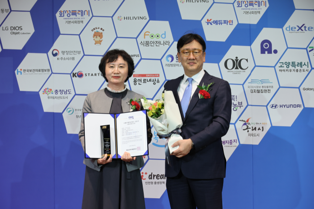 지난 14일 앰버서더서울풀만호텔에서 열린 ‘2025 국가대표 브랜드 대상’ 시상식에서 시현정 인천시 여성가족국장(왼쪽)이 상을 받은 뒤 기념촬영을 하고 있다. 인천시 제공