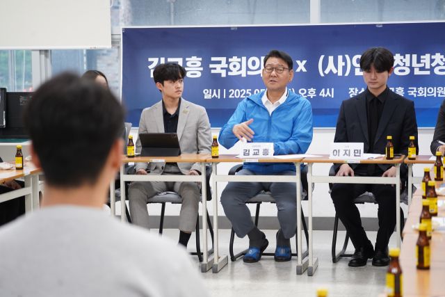 더불어민주당 ‘골목골목 선대위’의 인천 위원장을 맡은 김교흥 국회의원(인천 서구갑)이 ㈔인천청년청과 경청간담회를 열고 현안을 청취하고 있다. 김교흥 의원실 제공