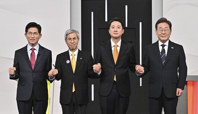 더불어민주당 이재명(오른쪽부터)·개혁신당 이준석·민주노동당 권영국·국민의힘 김문수 대선후보가 18일 서울 마포구 상암동 SBS 프리즘센터 스튜디오에서 열린 제21대 대선 1차 후보자 토론회 시작에 앞서 기념촬영을 하고 있다. 연합뉴스