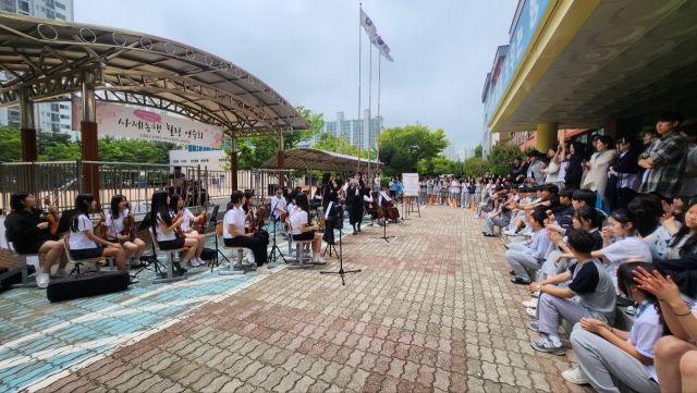 금파중학교 전교생과 교직원이 지켜보는 가운데, 금파오케스트라 소속 학생 24명의 아름다운 합주와 교사의 피아노 연주회가 열리고 있다. 김포교육지원청 제공