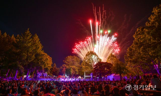 2025 수원연극축제 마지막 날인 18일 오후 수원특례시 권선구 경기상상캠퍼스에서 마지막 공연인 예술불꽃화랑의 '불의 정원'이 멋진 폭죽과 함께 이틀간의 축제를 마무리하고 있다. 윤원규기자