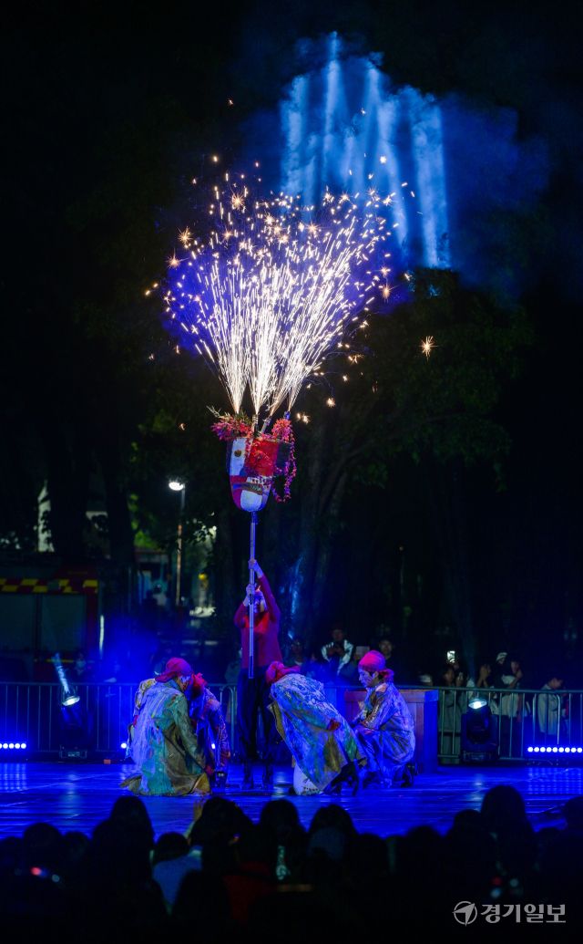 2025 수원연극축제 마지막 날인 18일 오후 수원특례시 권선구 경기상상캠퍼스에서 마지막 공연인 예술불꽃화랑의 '불의 정원'이 멋진 폭죽과 함께 이틀간의 축제를 마무리하고 있다. 윤원규기자