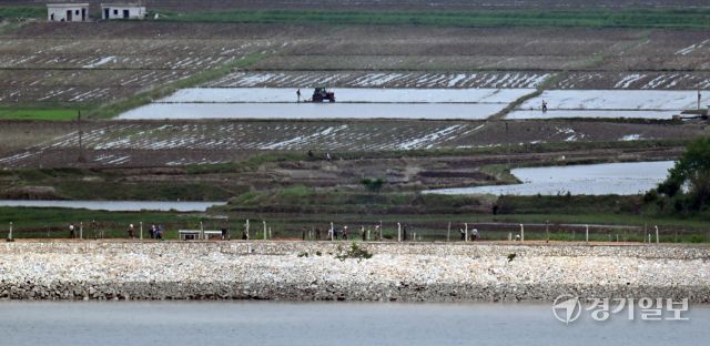 18일 인천 강화군 강화평화전망대에서 바라본 북한 황해도 개풍군에서 북한 주민들이 철책 인근에서 작업하고 있다. 조병석기자