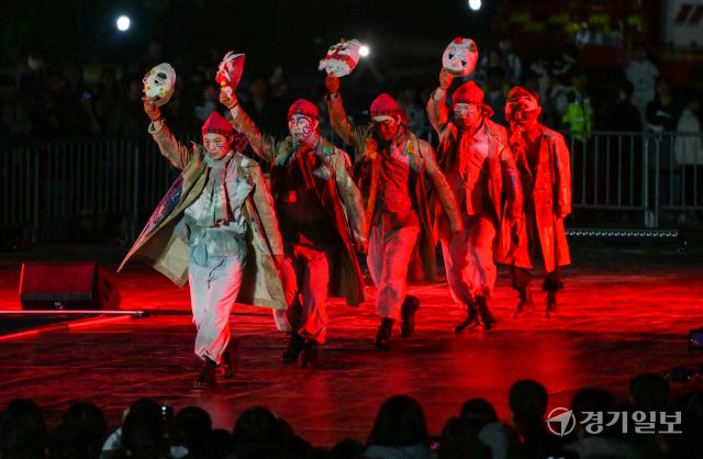 2025 수원연극축제 마지막 날인 18일 오후 수원특례시 권선구 경기상상캠퍼스에서 마지막 공연인 예술불꽃화랑의 '불의 정원'이 멋진 폭죽과 함께 이틀간의 축제를 마무리하고 있다. 윤원규기자