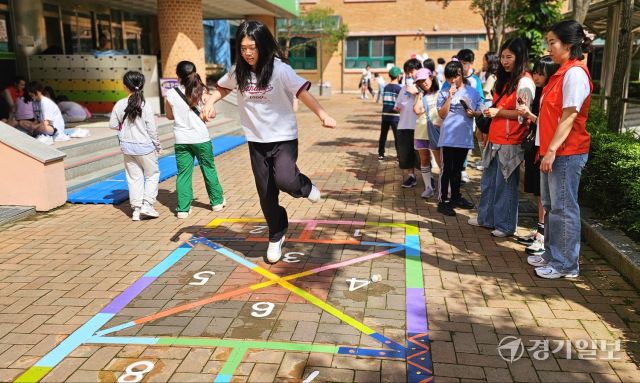 17일 오전 용인 기흥구 갈곡초등학교에서 열린 ‘신명나는 전통 마당’에서 재학생들이 전통 놀이를 즐기고 있다. 송상호기자